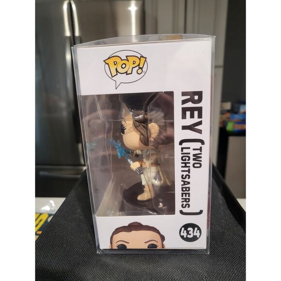 Funko Pop Star Wars Rey #434 Two Lightsabers Version 2021 In Protective Case - Picture 2 of 6